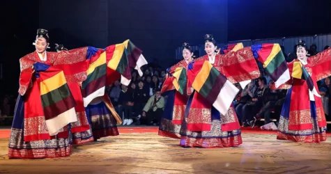 Spectacle de danses coréennes au temple.